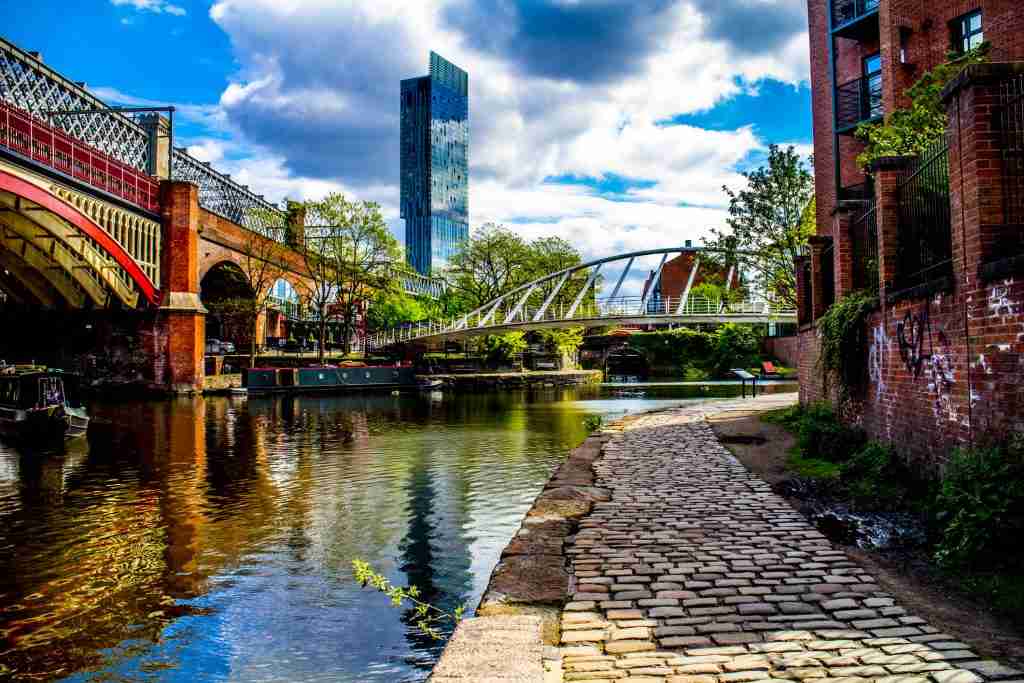 direct cremation in manchester - the deansgate canel on a cloudy day