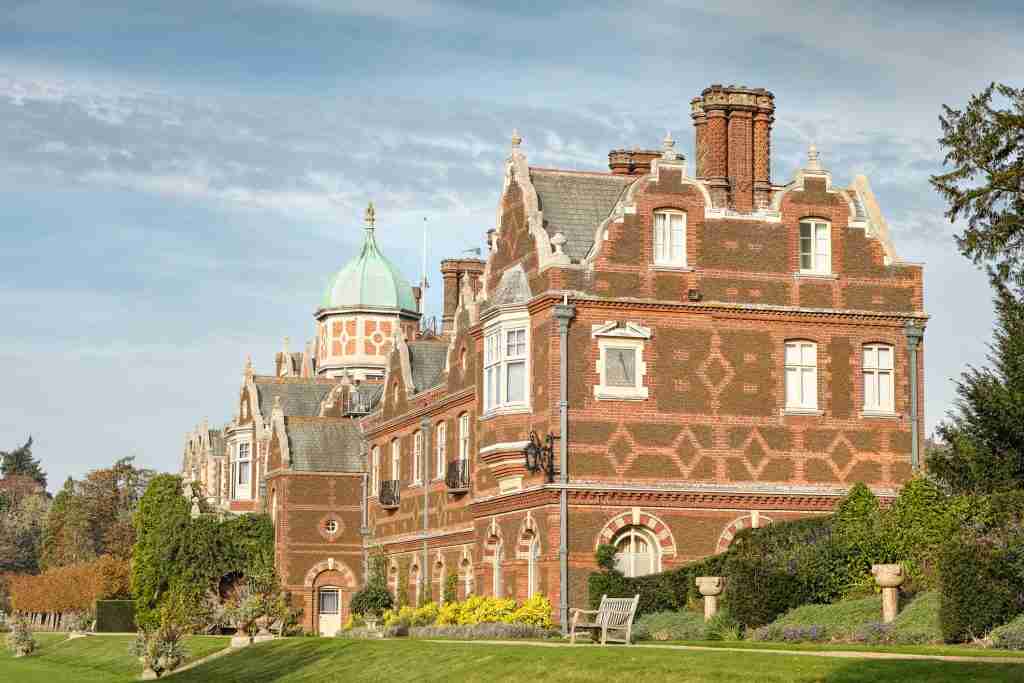 direct cremation in norfolk - Sandrinham House on a cloudy day
